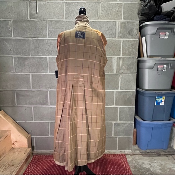 Burberry trench coat. - Picture 8 of 16